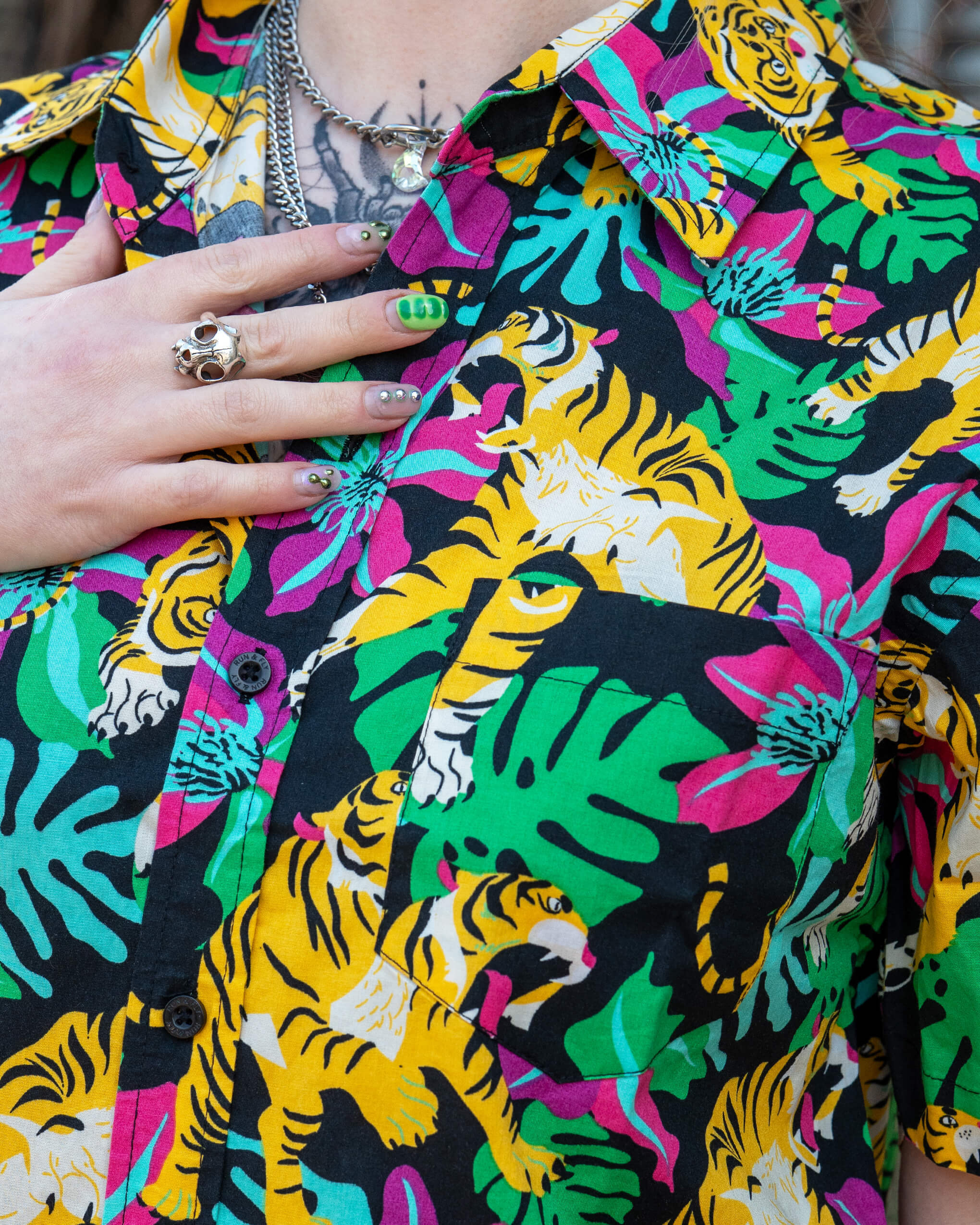 Black Tiger Lily Stretch Short Sleeve Shirt - Image 3